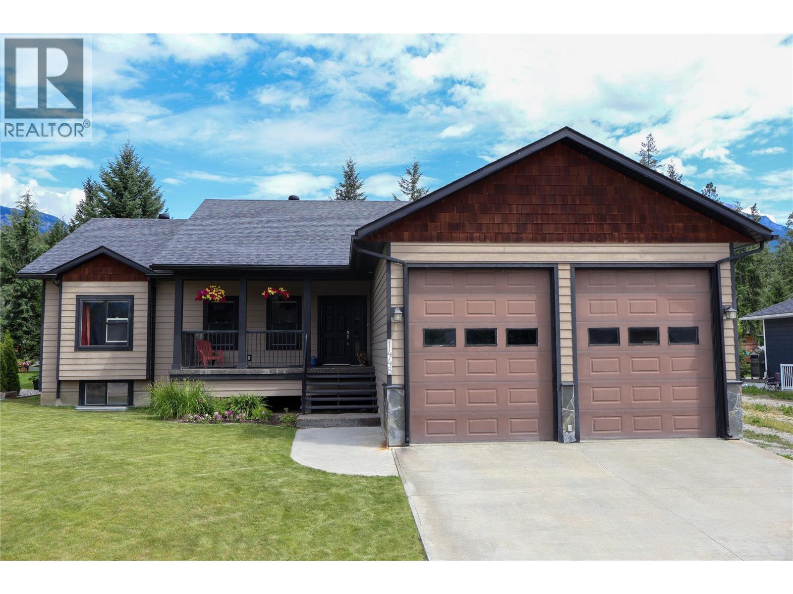 1448 Hemlock St, Golden, BC V0A 1H6