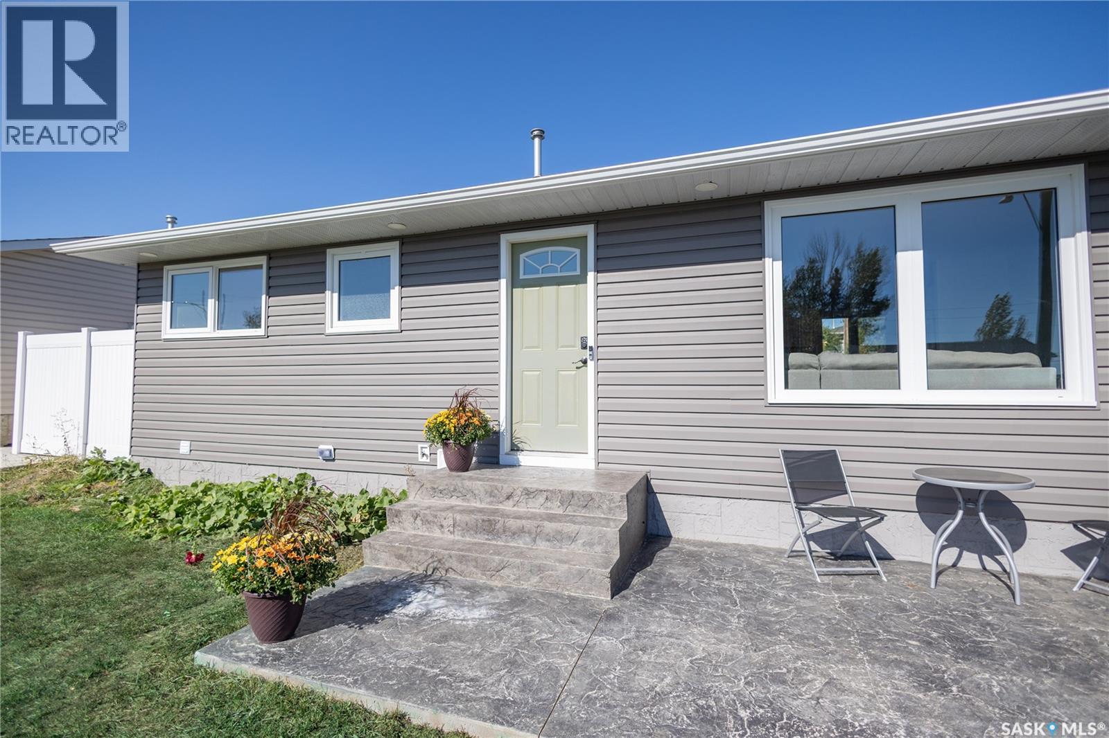 1308 Stadacona St W, Moose Jaw, SK S6H 6M9