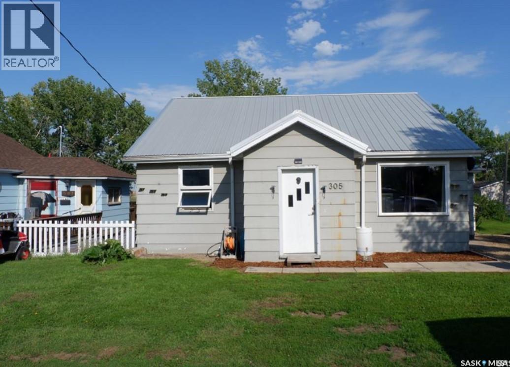 305 1st Street East, Mossbank, SK S0H 3G0