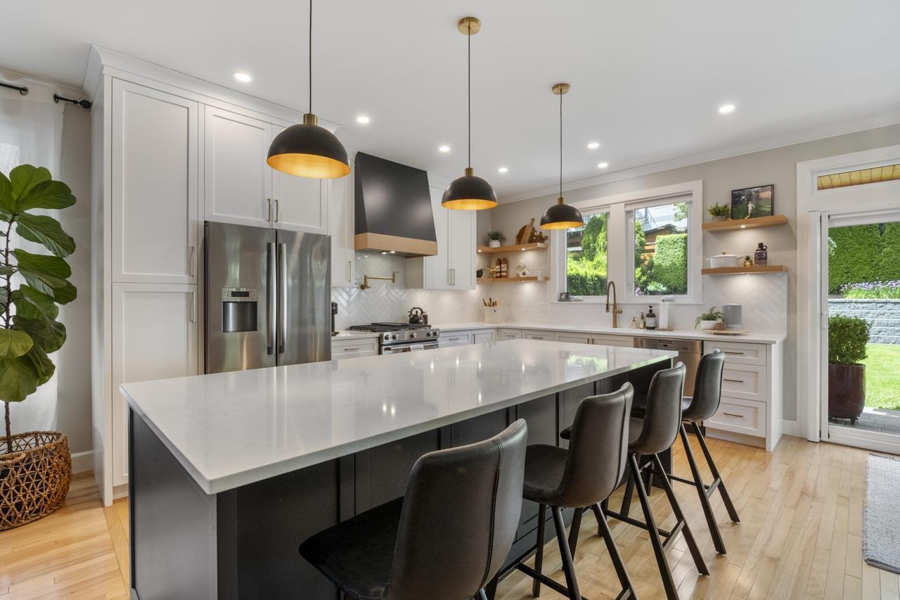 835 Kent St, White Rock, BC V4B 4S7