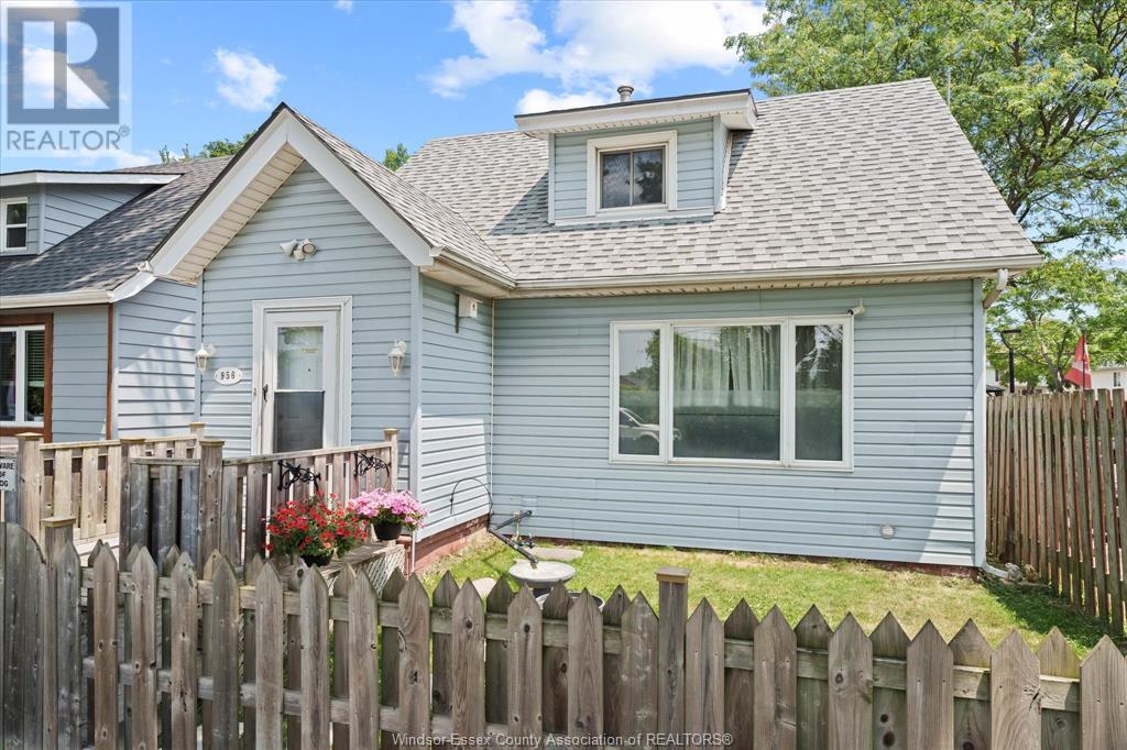 956 St Luke Rd, Windsor, ON N8Y 3M6
