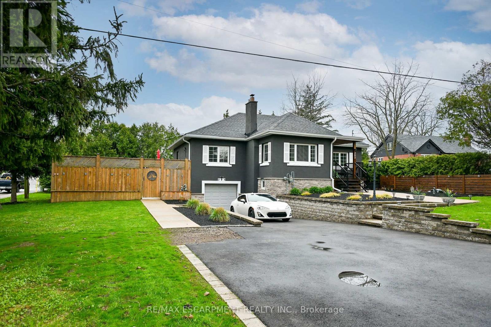 205 Sanatorium Rd, Hamilton, ON L9C 1Z4