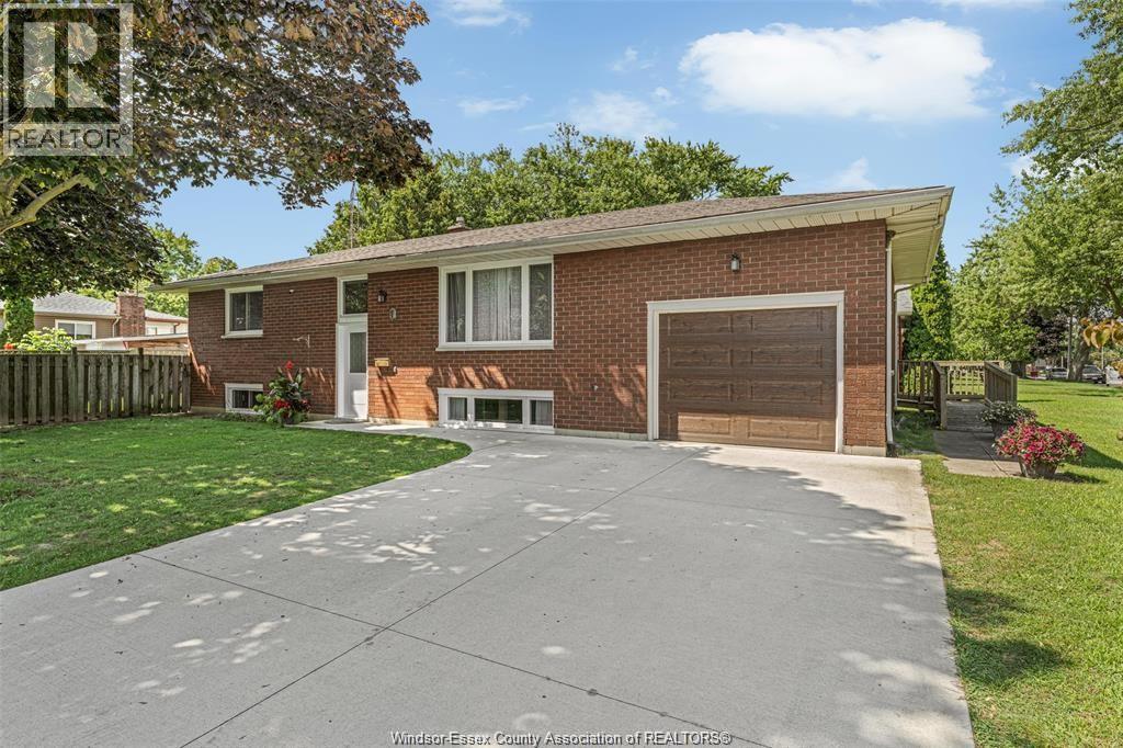 1 Sutton Dr, Leamington, ON N8H 4P3