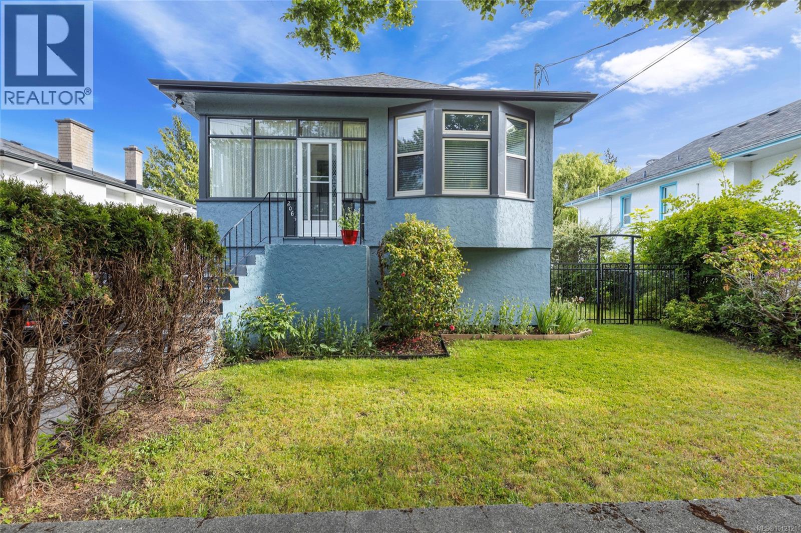 2065 Goldsmith St, Oak Bay, BC V8R 1T5