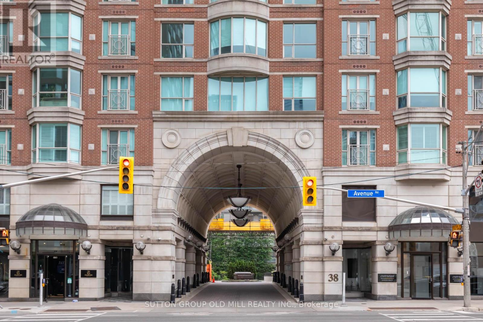 700 38 Avenue Rd, Toronto, ON M5R 2G2