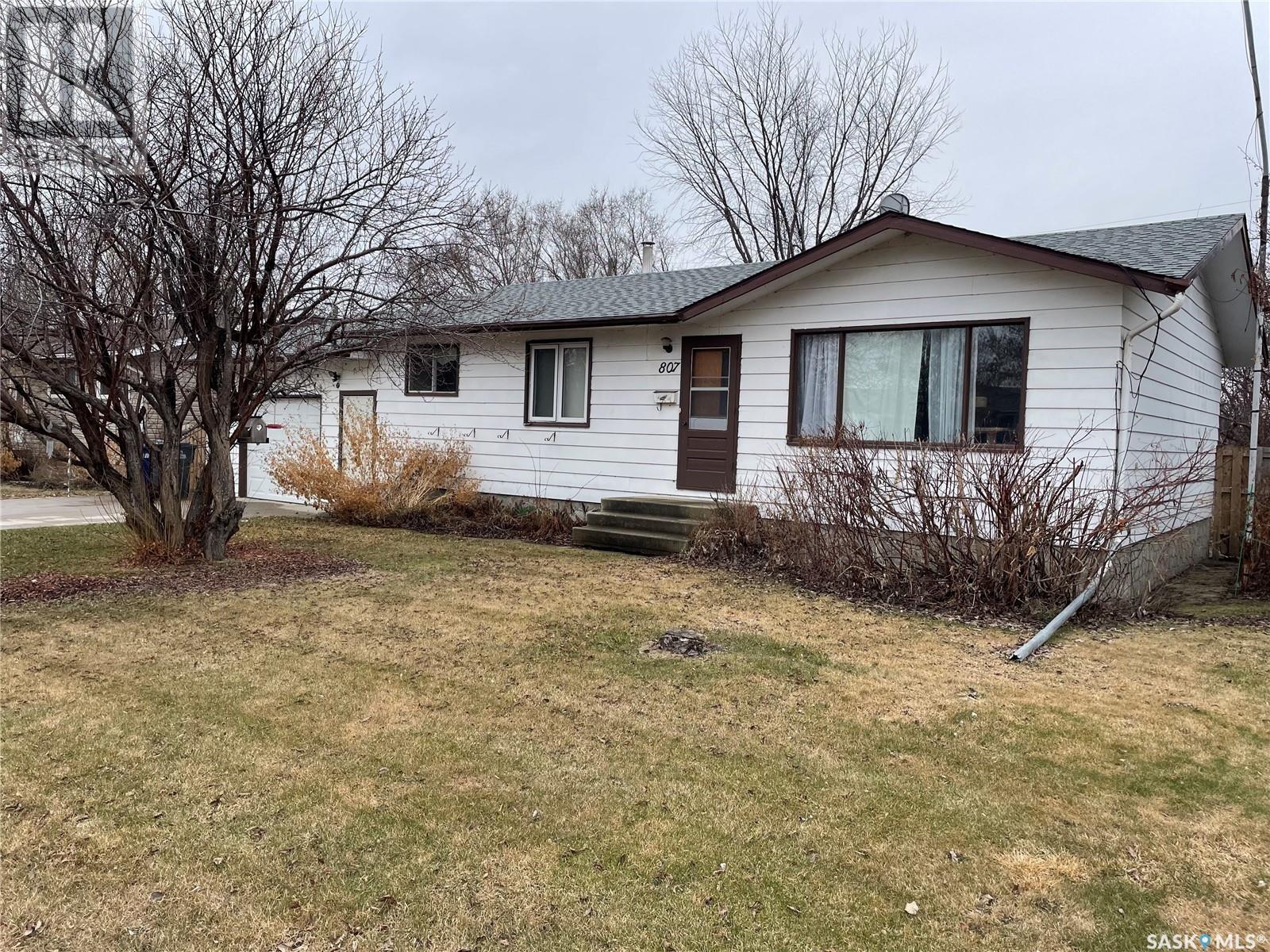 807 1 Street West, Meadow Lake, SK S9X 1E2