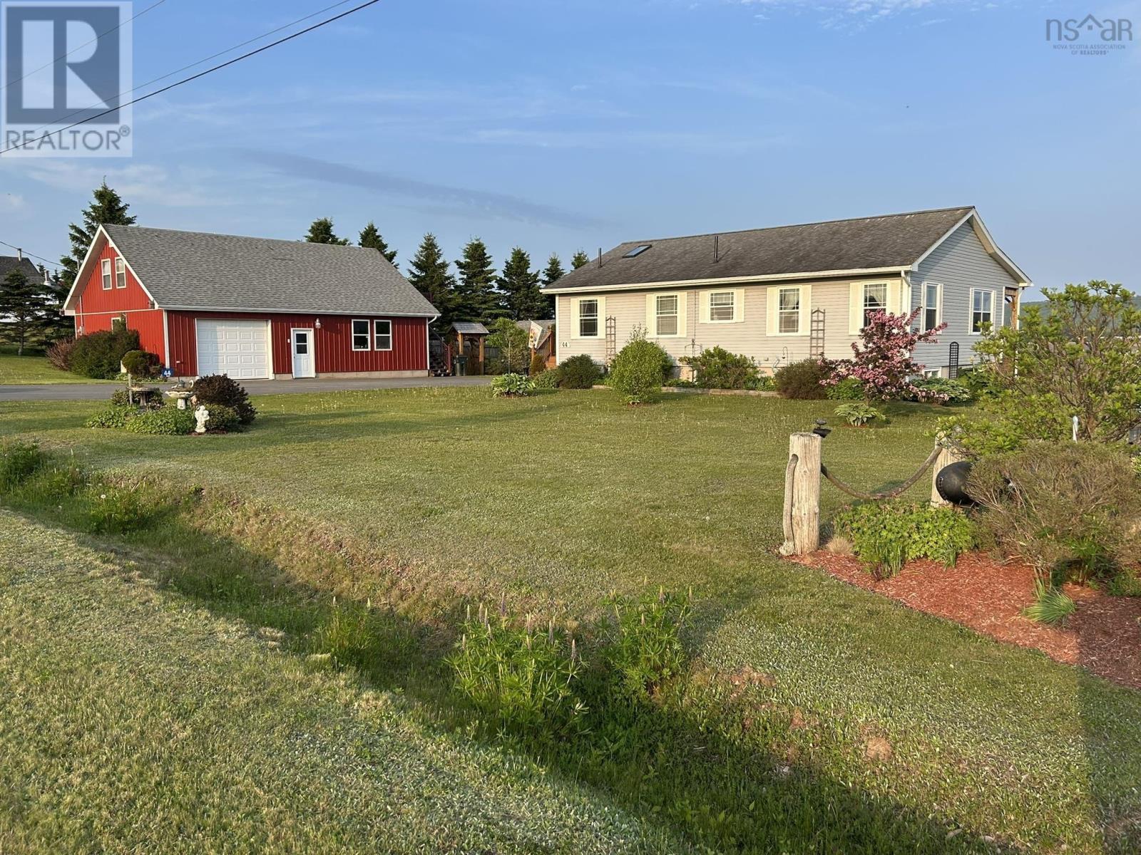 44 N River Ln, Lower Five Islands, NS B0M 1N0