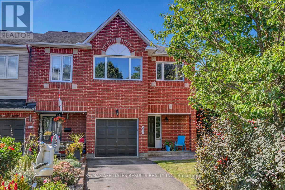 97 Flowertree Cres, Ottawa, ON K2M 2R7
