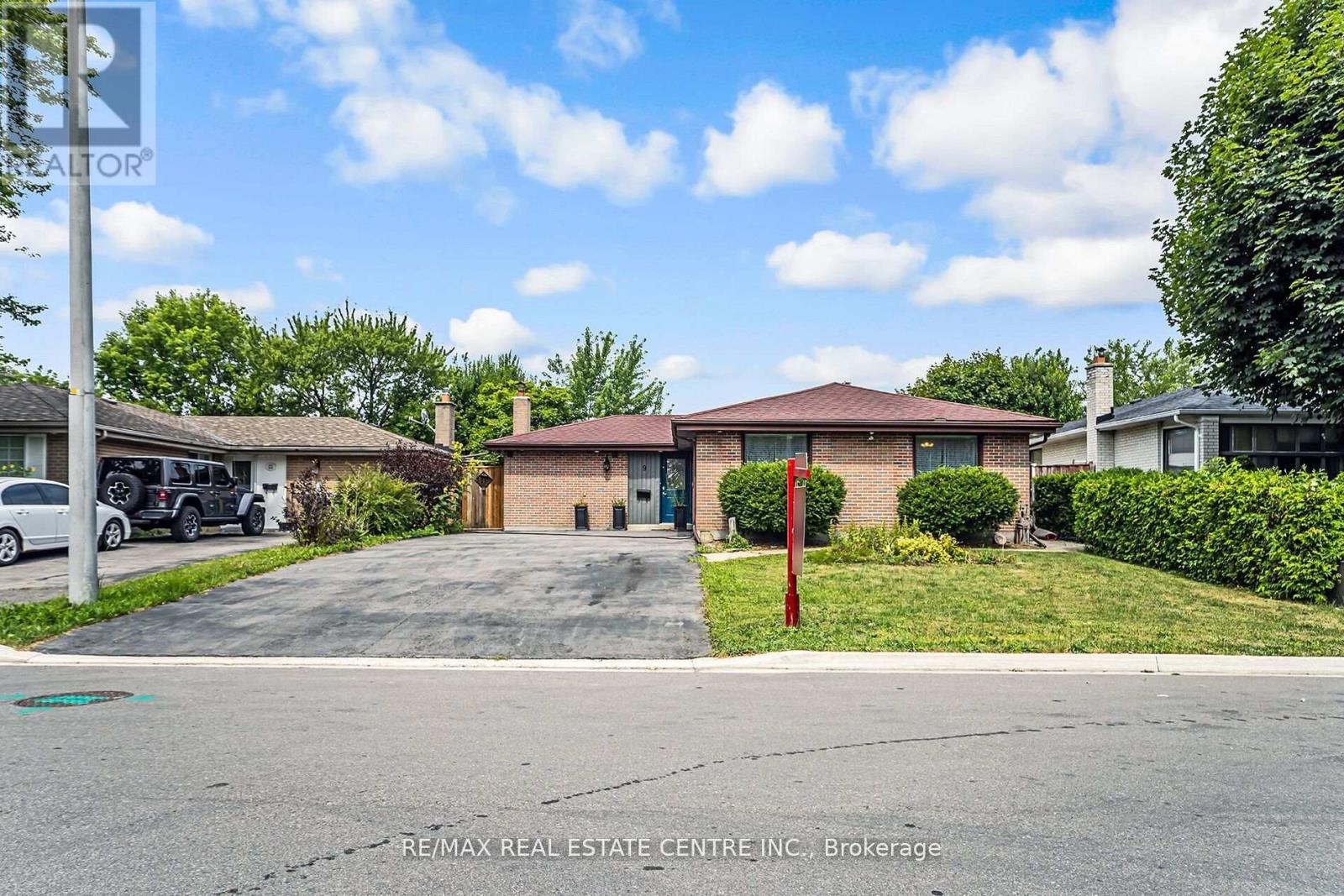 9 Watson Cres, Brampton, ON L6W 1E5