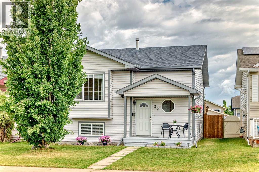 32 Dynes St, Red Deer, AB T4R 3C3
