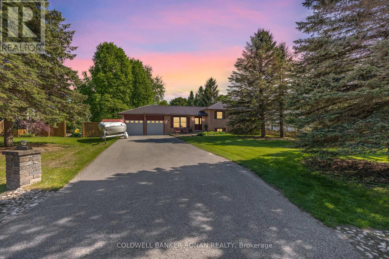 15 Burbank Cir, Adjala-Tosorontio, ON L0M 1J0