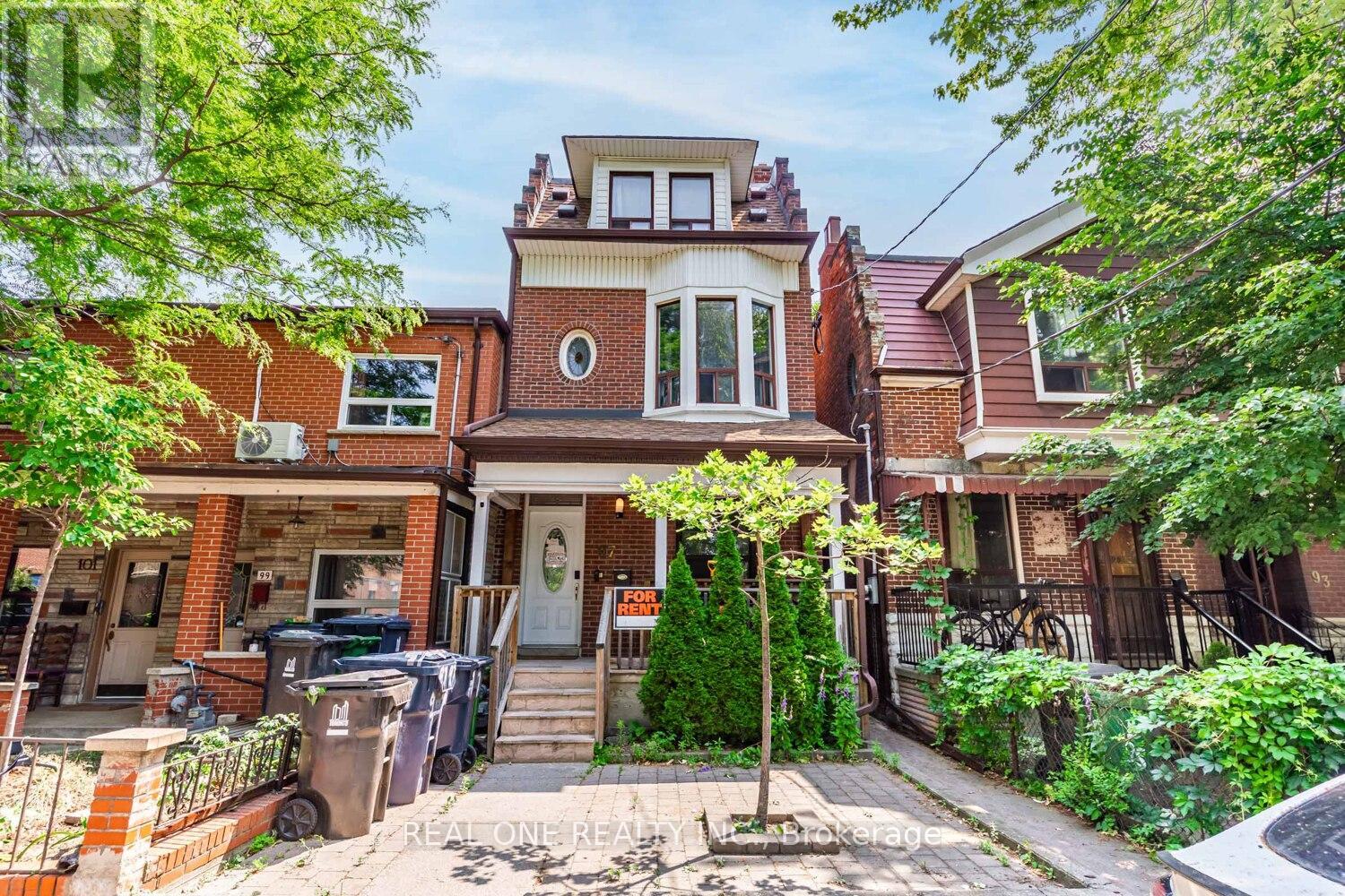 97 Lippincott St, Toronto, ON M5S 2P2