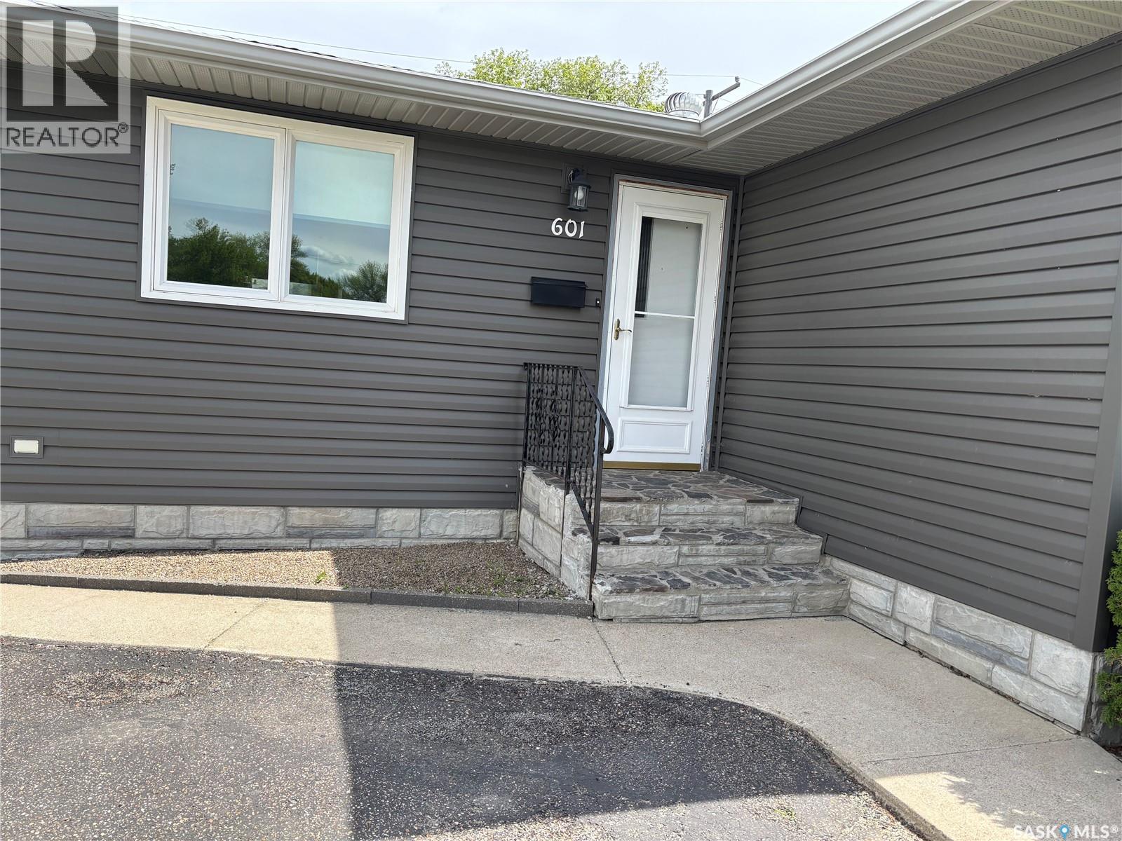 601 2 Avenue Southeast, Swift Current, SK S9H 3J9