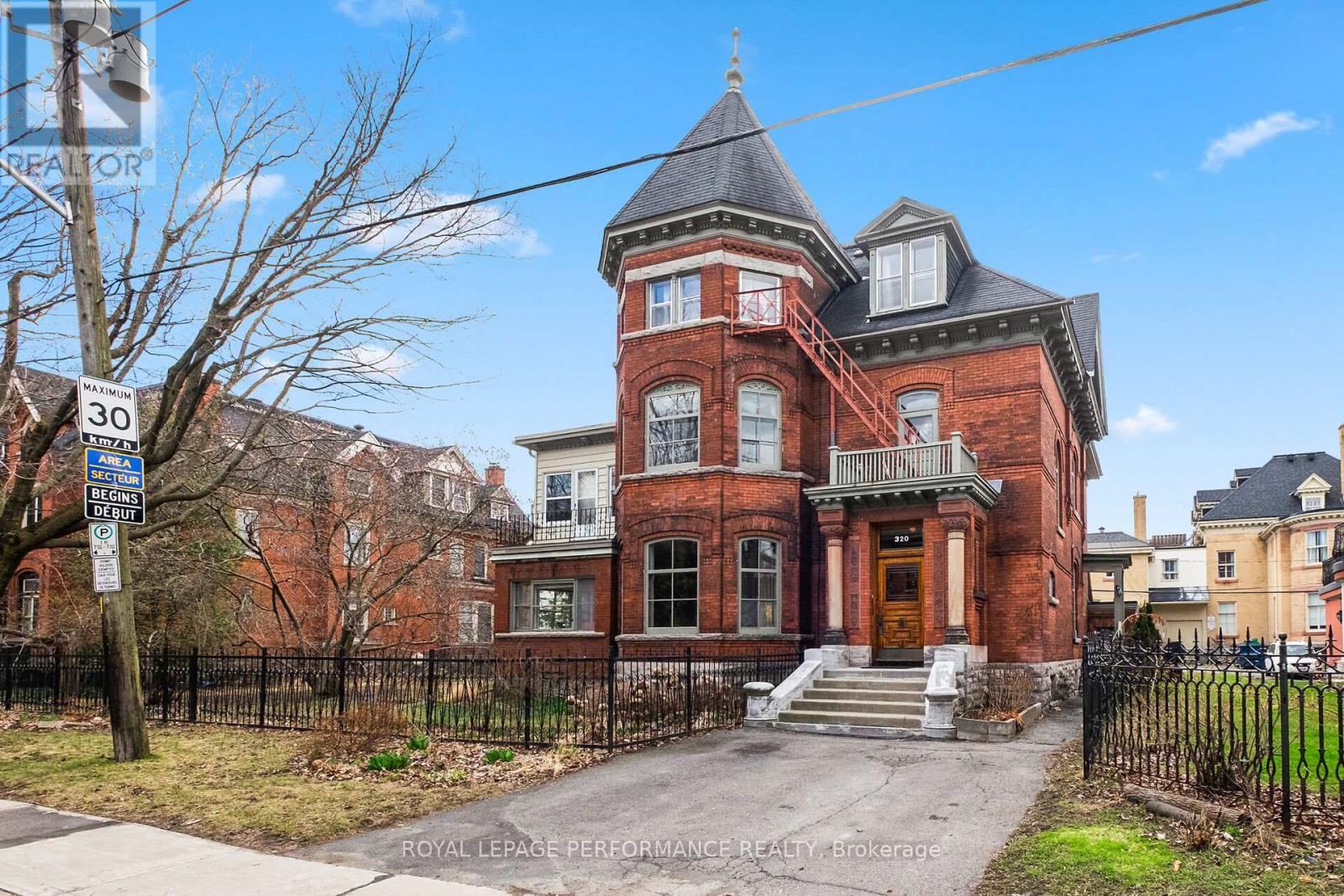 320-322 Chapel St, Ottawa, ON K1N 7Z3