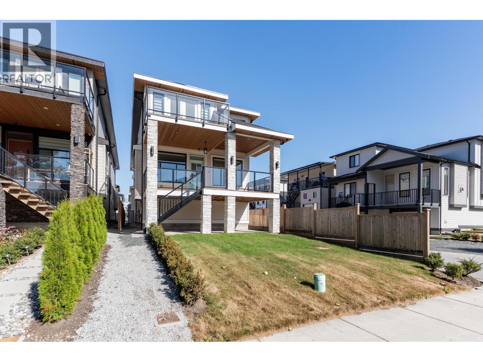 215 Mabel St, New Westminster, BC V3M 0L1