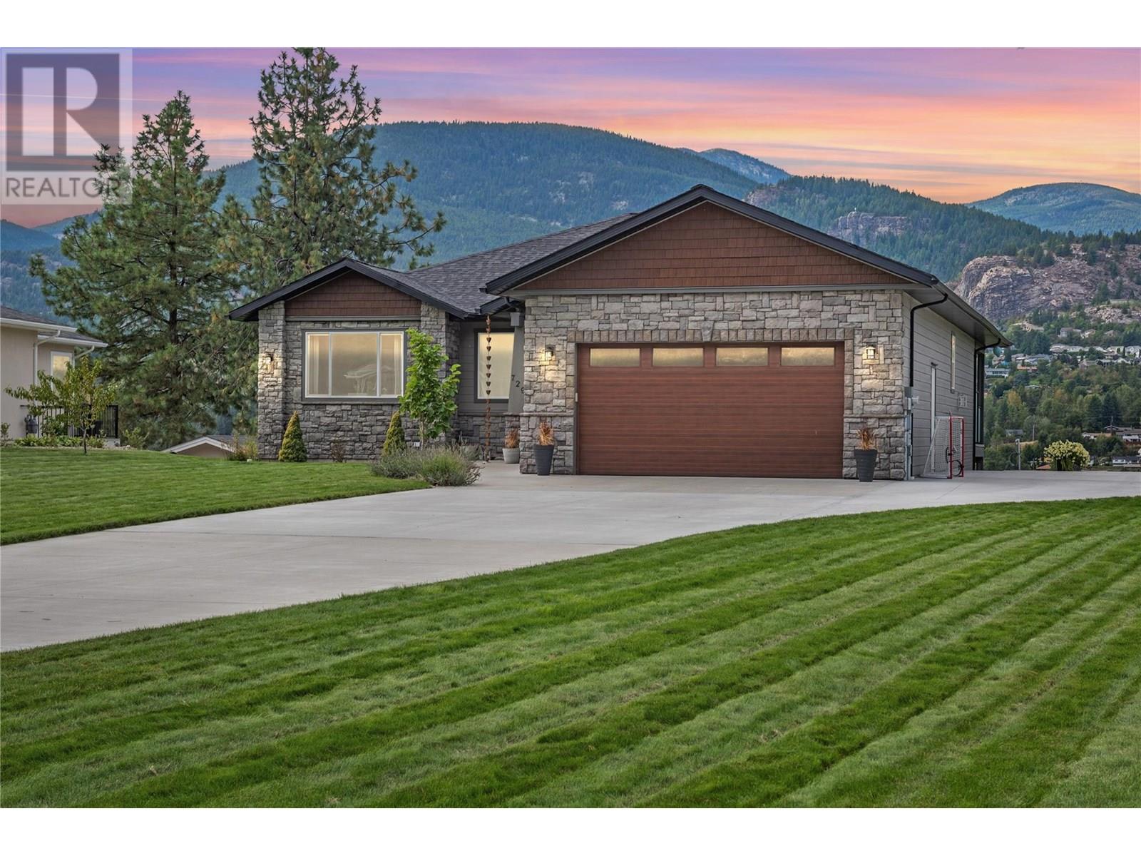 729 Prairie South Rd, Castlegar, BC V1N 4K6