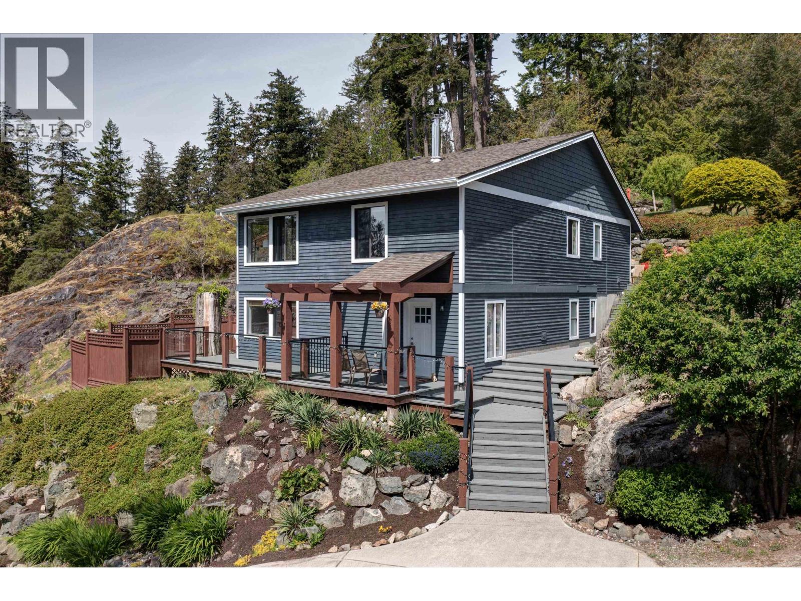 8362 Redrooffs Rd, Halfmoon Bay, BC V7Z 1E5