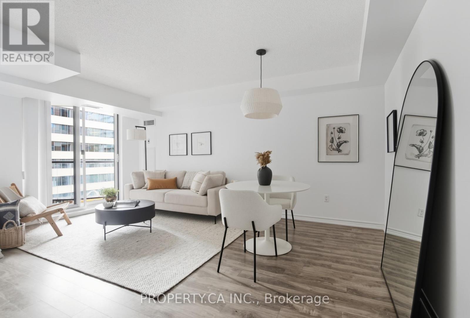 709 801 Bay St, Toronto, ON M5S 1Y9