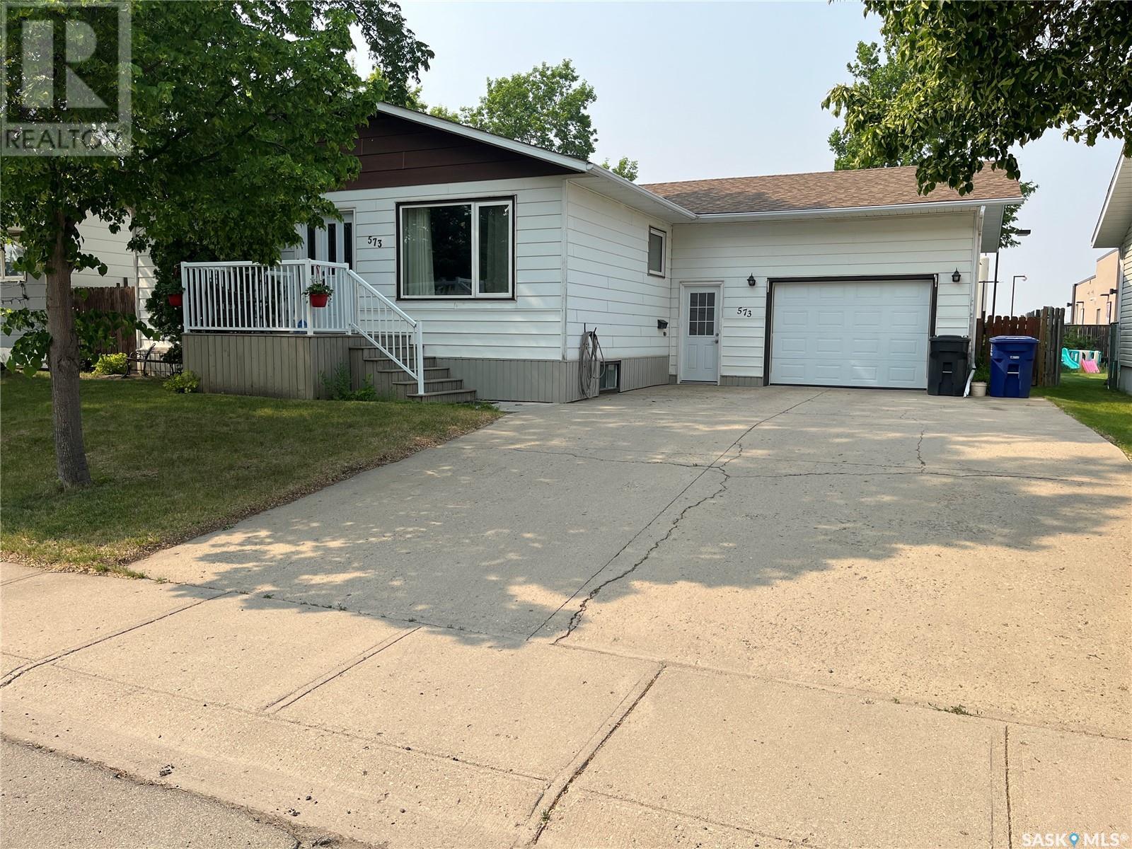 573 Dieppe Dr, Weyburn, SK S4H 2Y1