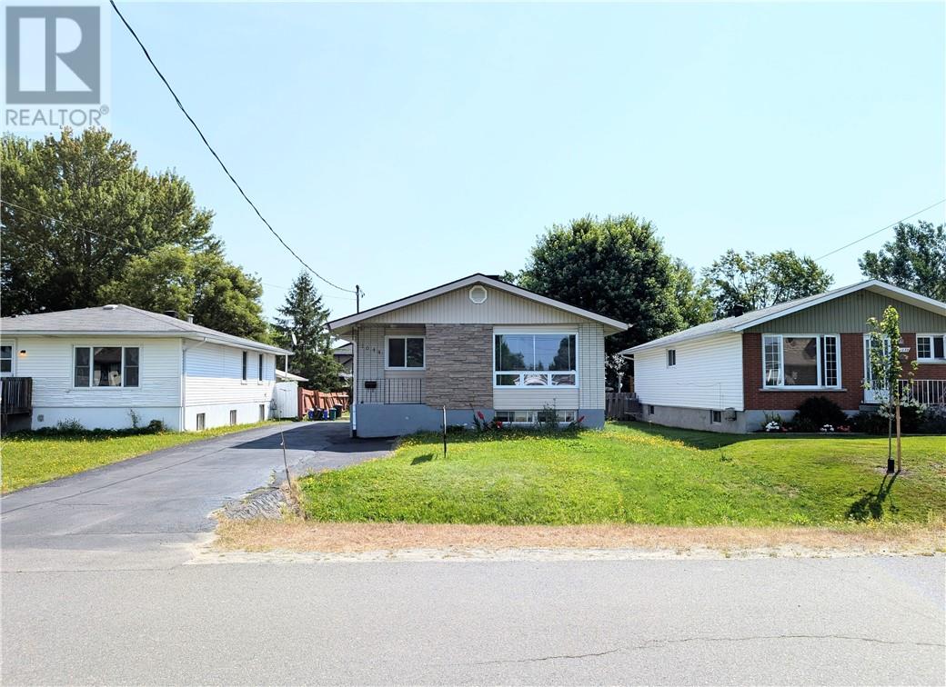 1044 Carmen St, Sudbury, ON P3A 3G8