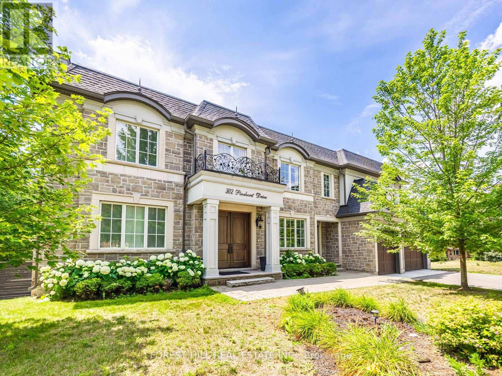 302 Pinehurst Dr W, Oakville, ON L6J 4X3