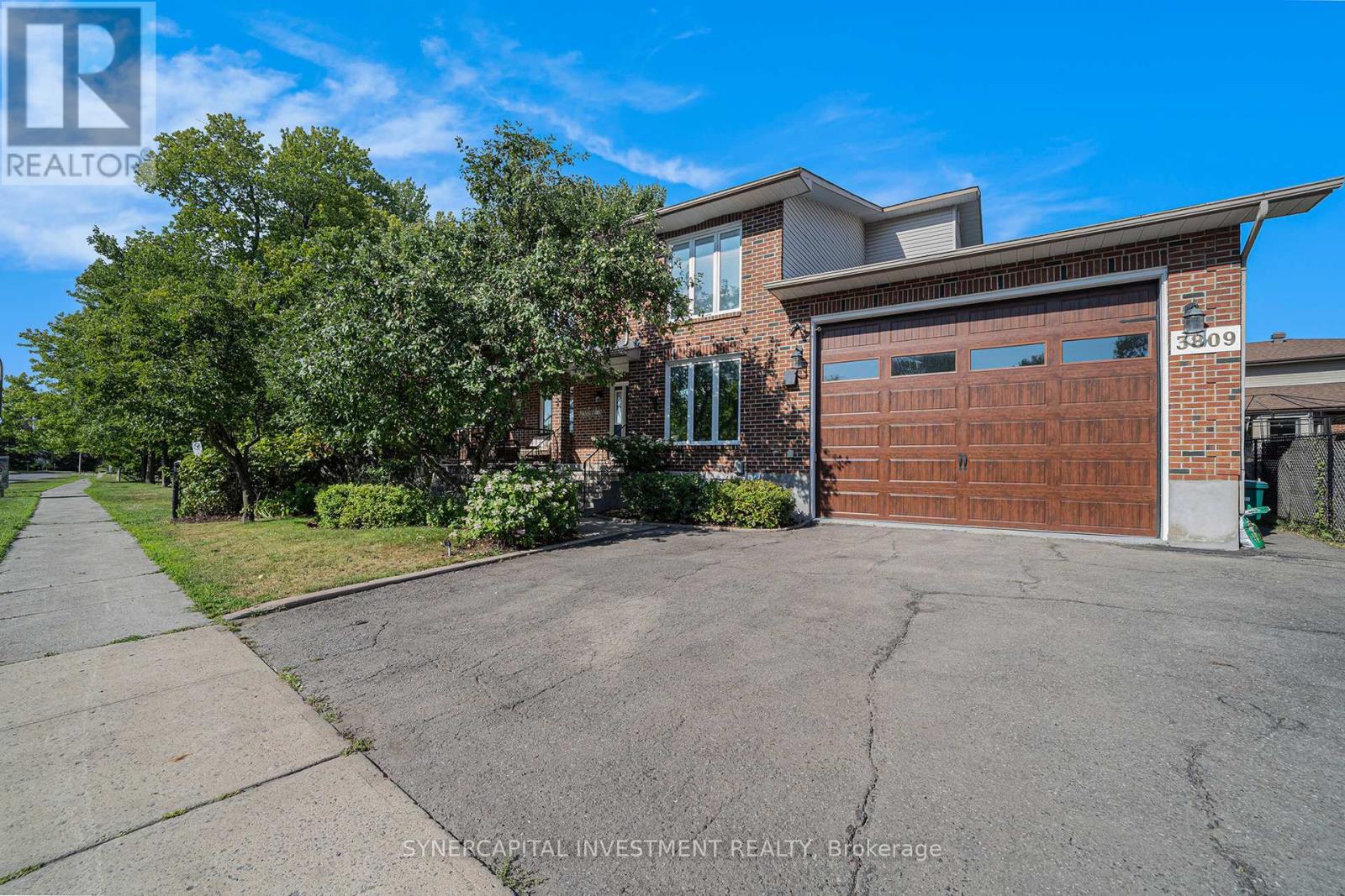 3809 Alderwood St W, Ottawa, ON K1T 3R3