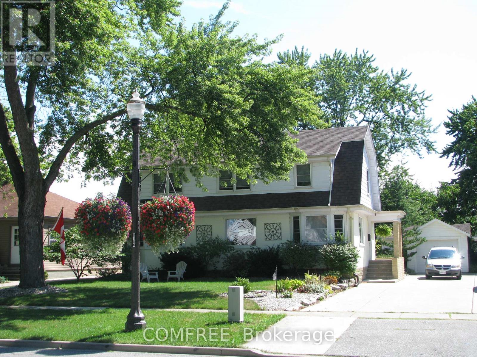 15 Laird Ave N, Amherstburg, ON N9V 2T5