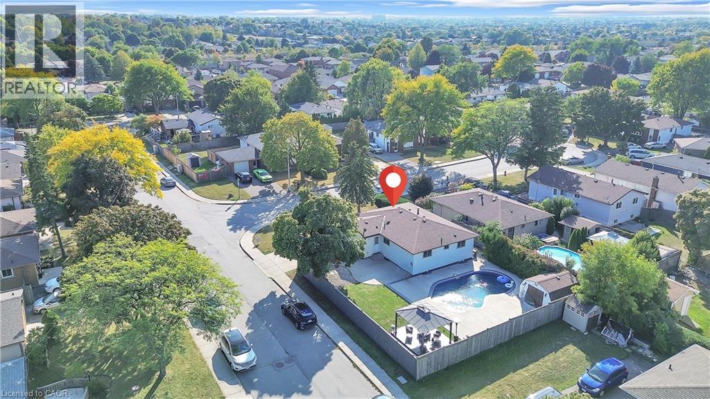 4 Lisa Ct, Hamilton, ON L8V 4P9