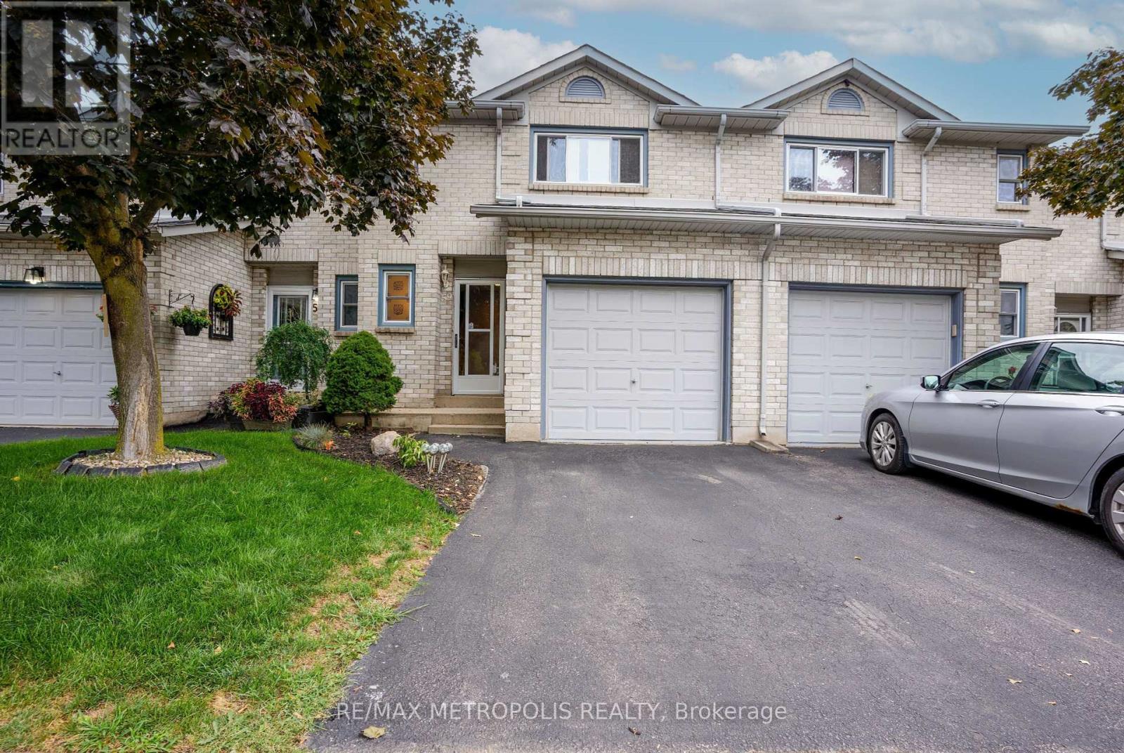 59 2 Royalwood Ct, Hamilton, ON L8E 5S8