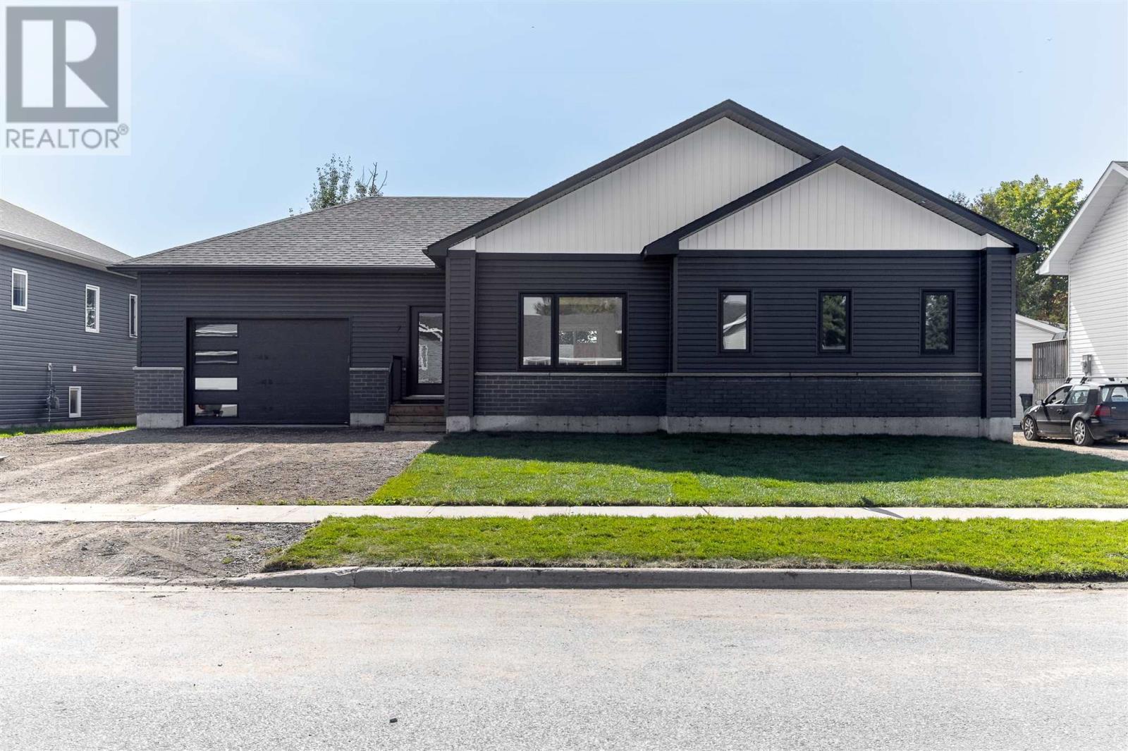 7 Sherbrook Dr, Sault Ste. Marie, ON P6C 3W5