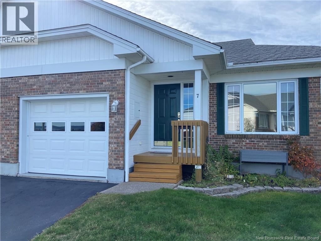7 White House Ct, Saint John, NB E2M 5Z8