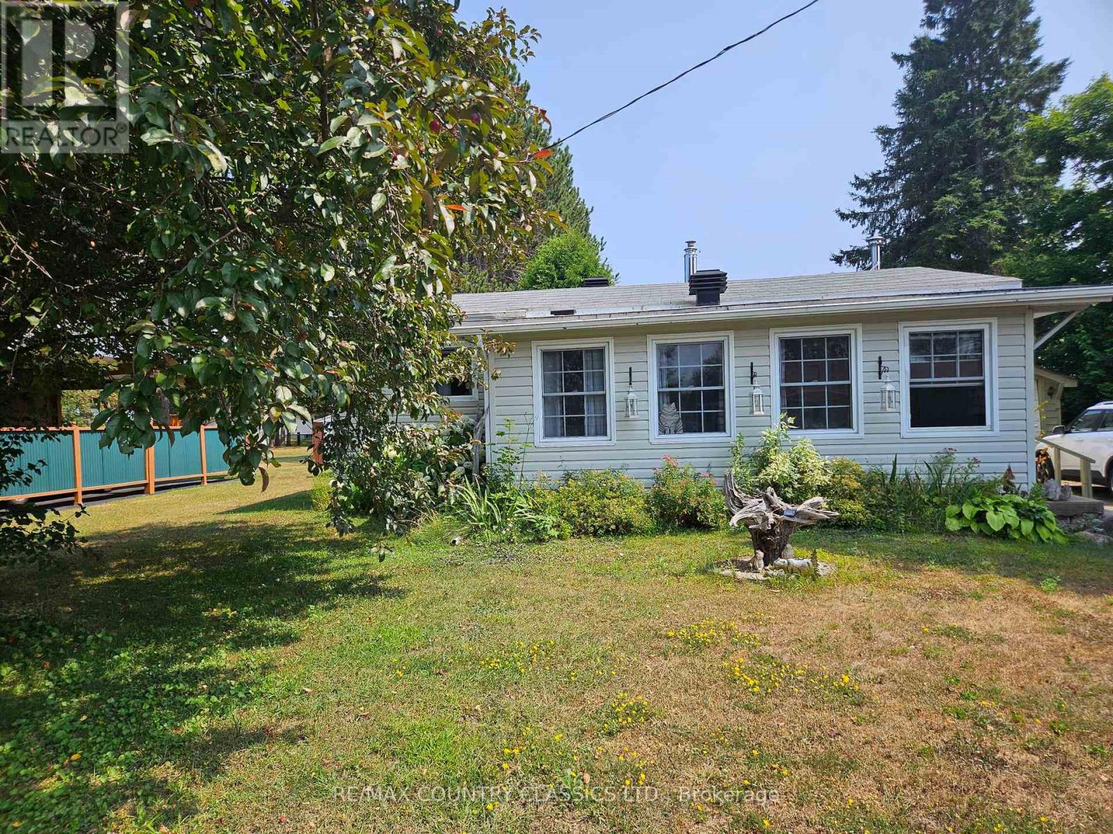 39 Lake St, South Algonquin, ON K0J 2M0