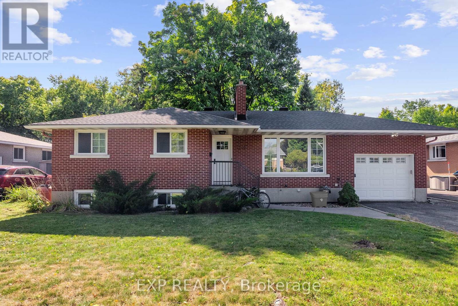 1240 Adirondack Dr, Ottawa, ON K2C 2V3