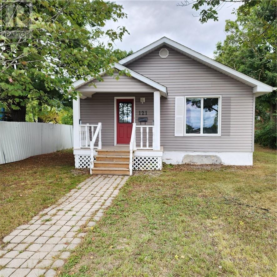 121 Park St, Espanola, ON P5E 1S6