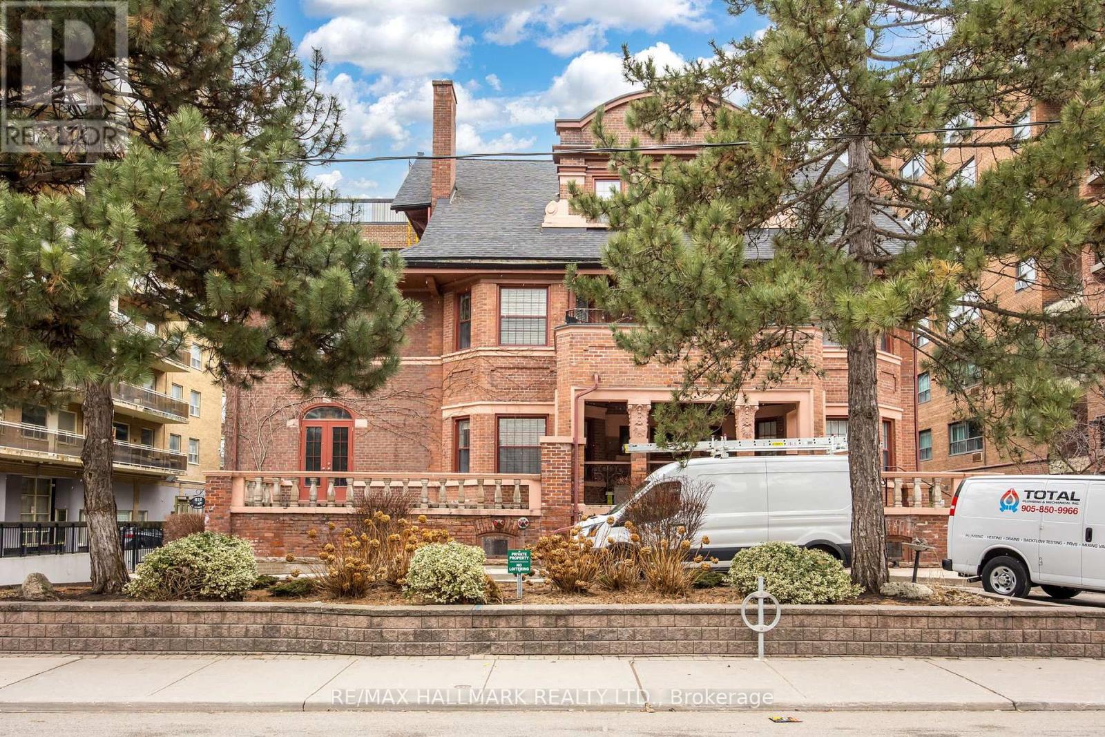 203 212 St George St, Toronto, ON M5R 2N8