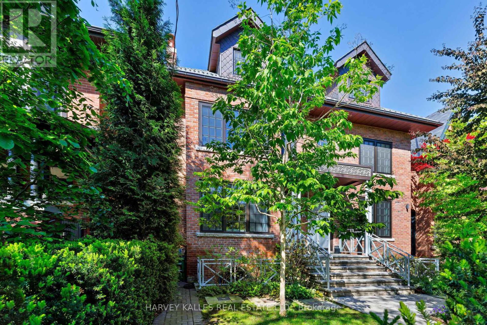 94 Admiral Rd #a, Toronto, ON M5R 2L6