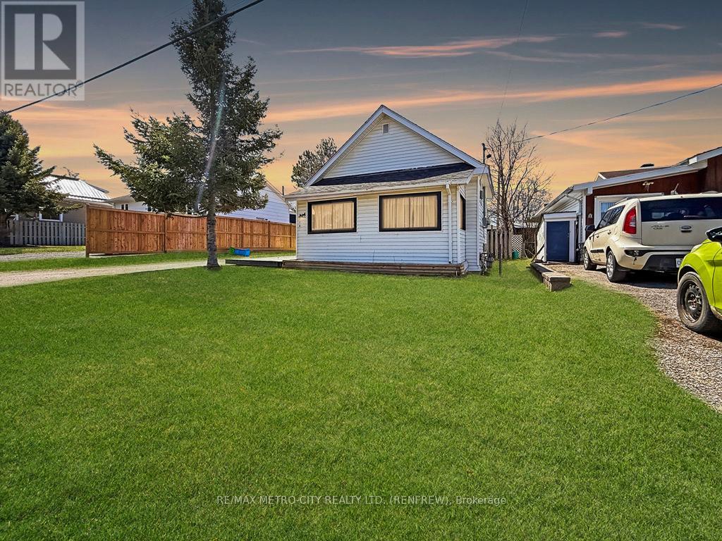 778 Seventh St, Renfrew, ON K7V 1B7