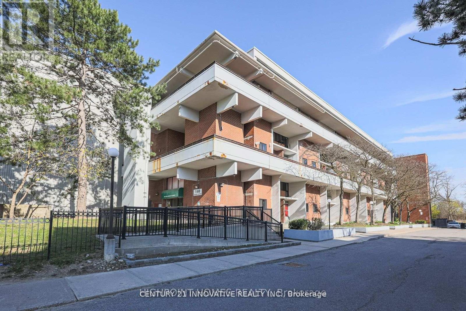 215 140 Leeward Glenway, Toronto, ON M3C 2Y9