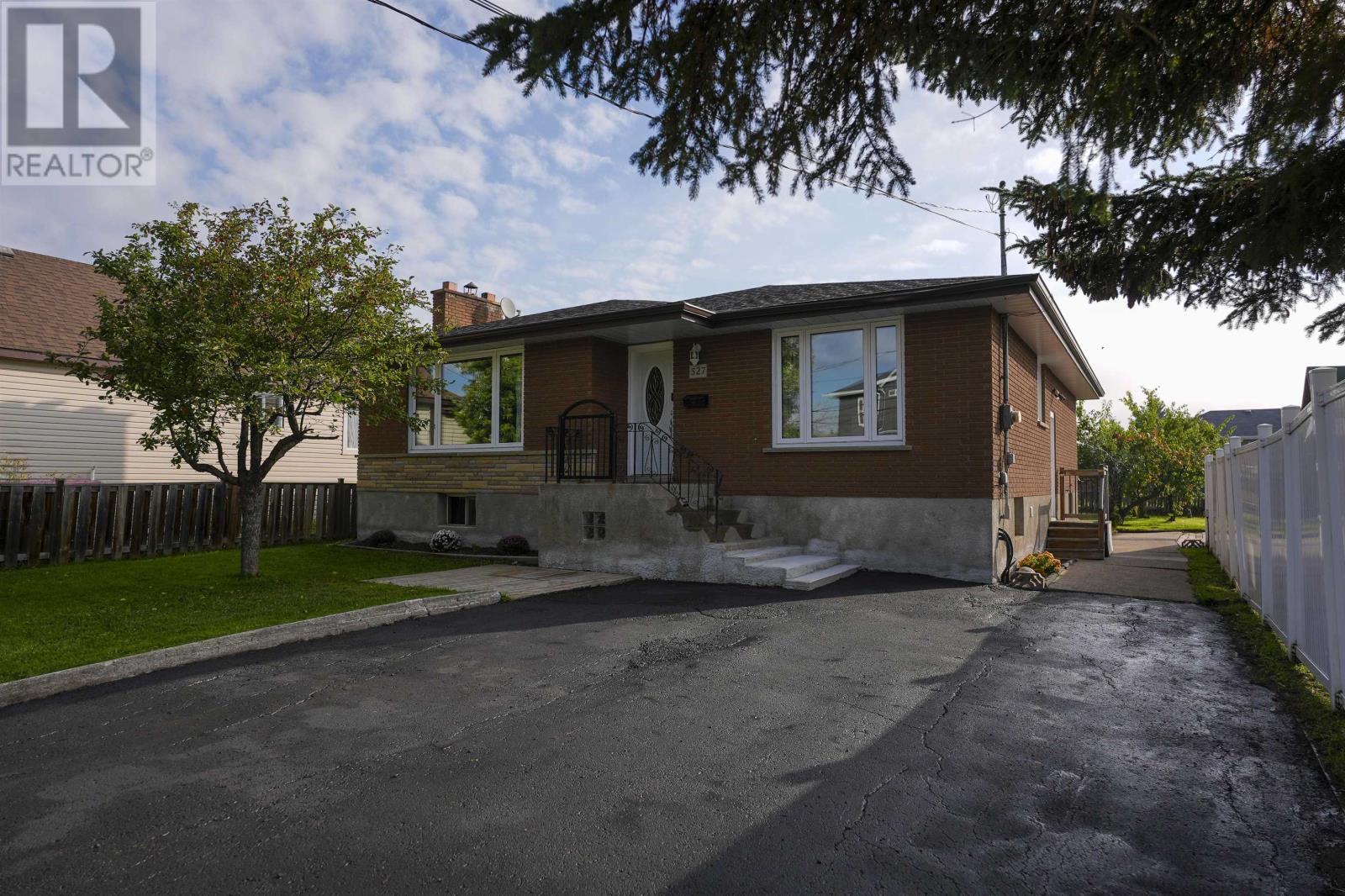 327 Ontario St, Thunder Bay, ON P7B 3G9
