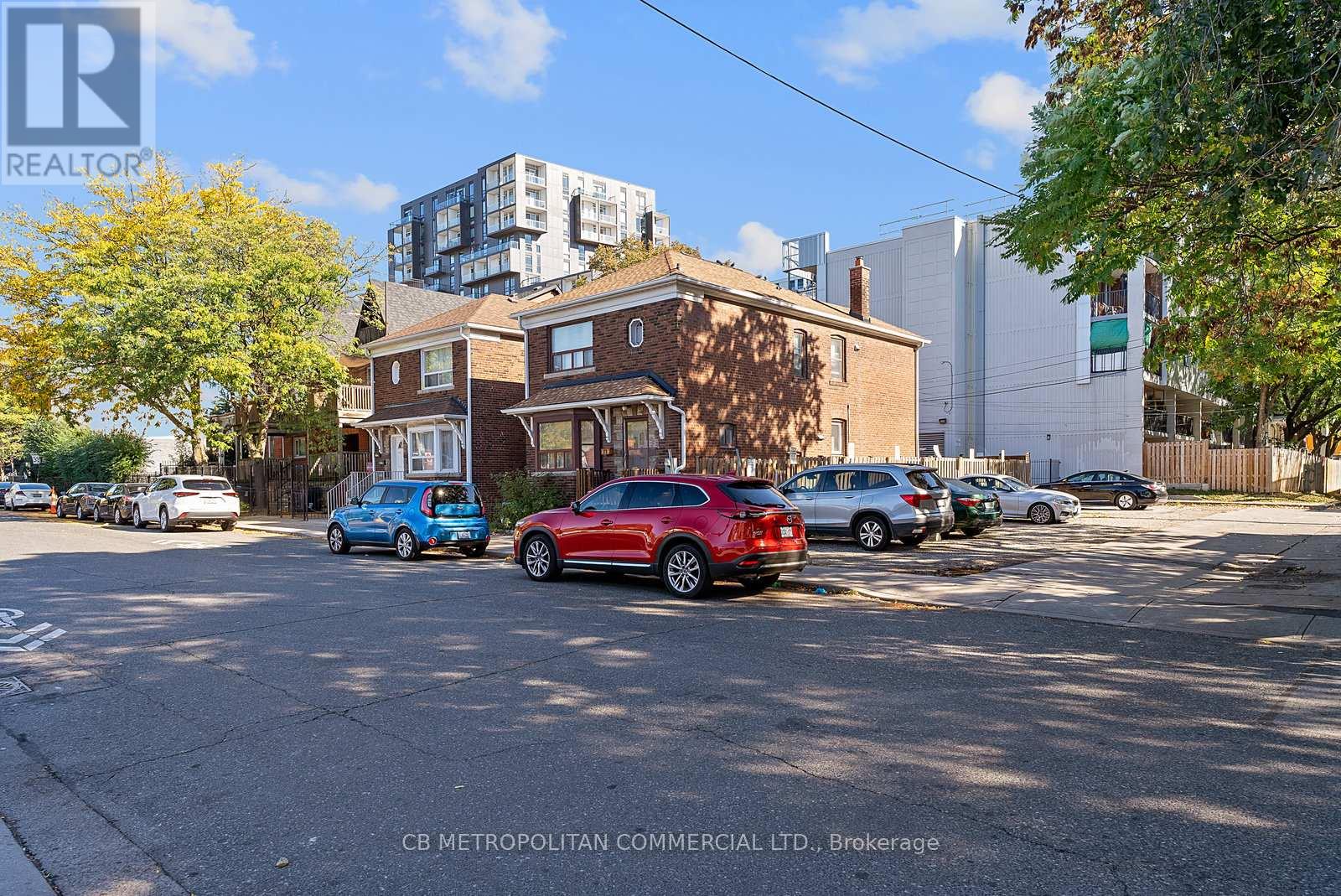 15 Augusta Ave, Toronto, ON M5T 2K7