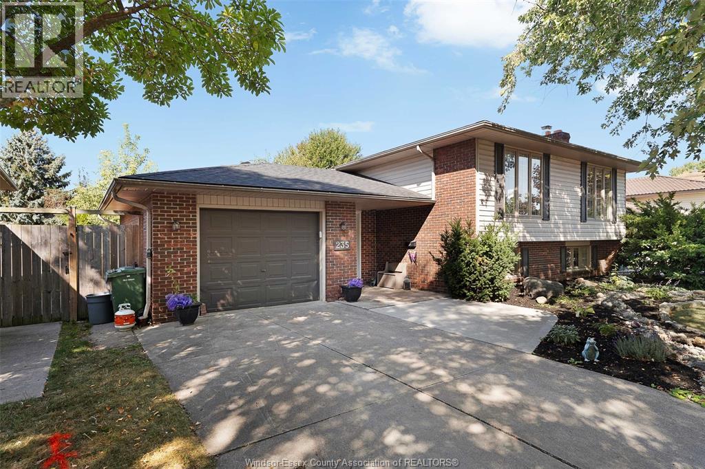 235 Woodridge, Tecumseh, ON N8N 3A3