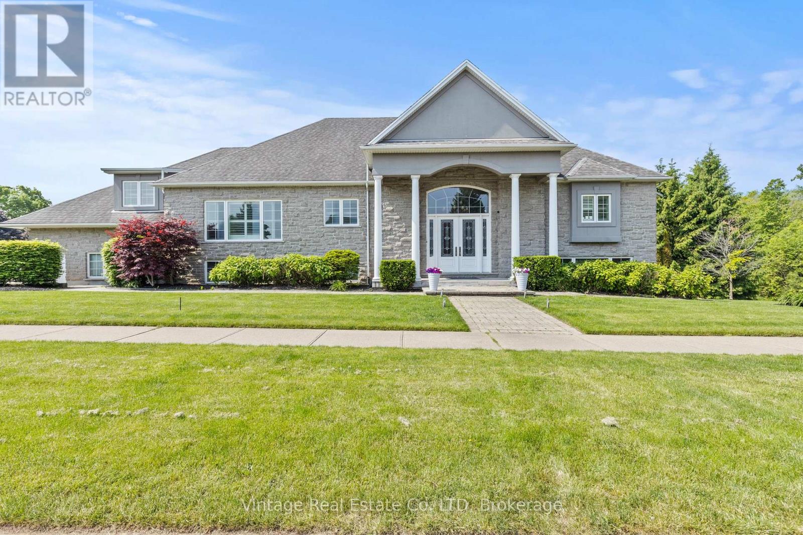 3689 Cardinal Dr, Niagara Falls, ON L2H 3G8