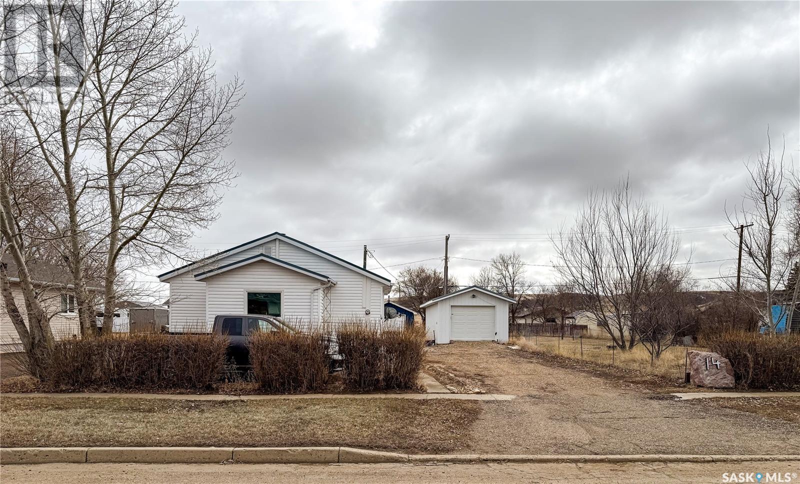 14 H Ave, Willow Bunch, SK S0H 4K0