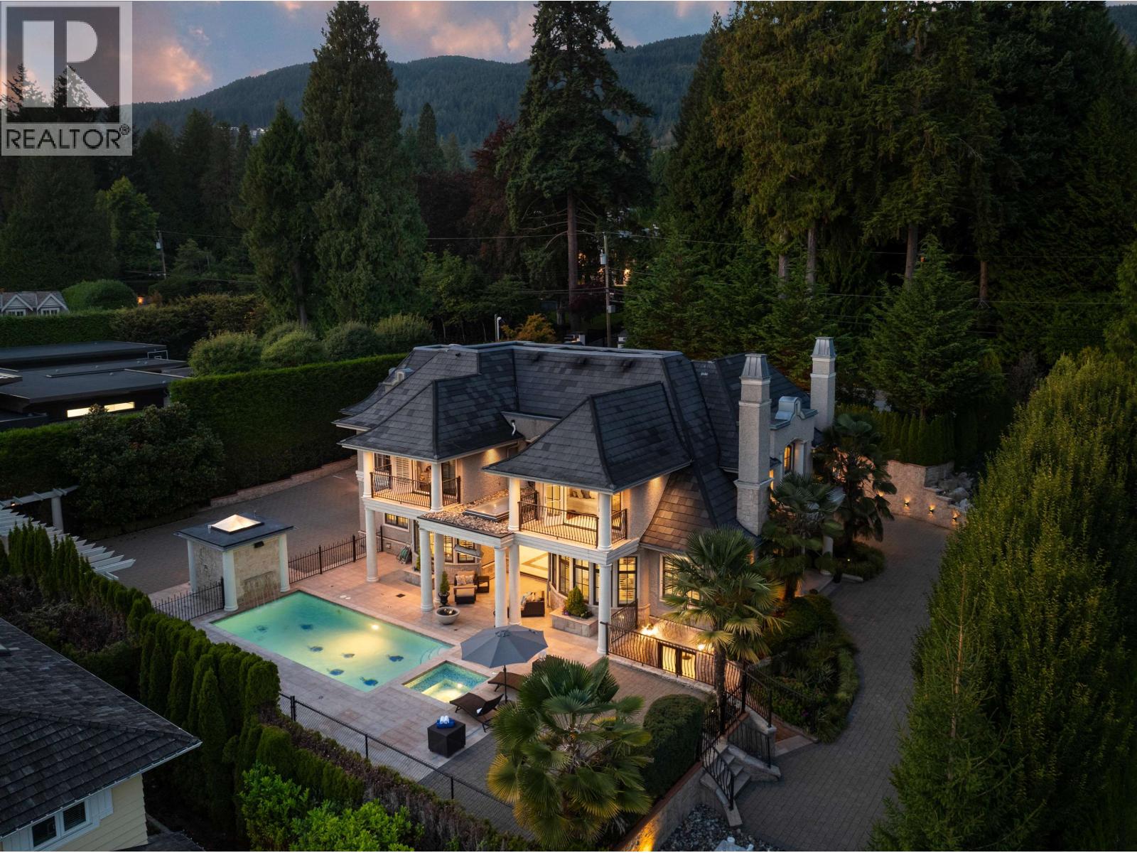 2912 Mathers Ave, West Vancouver, BC V7V 2K1