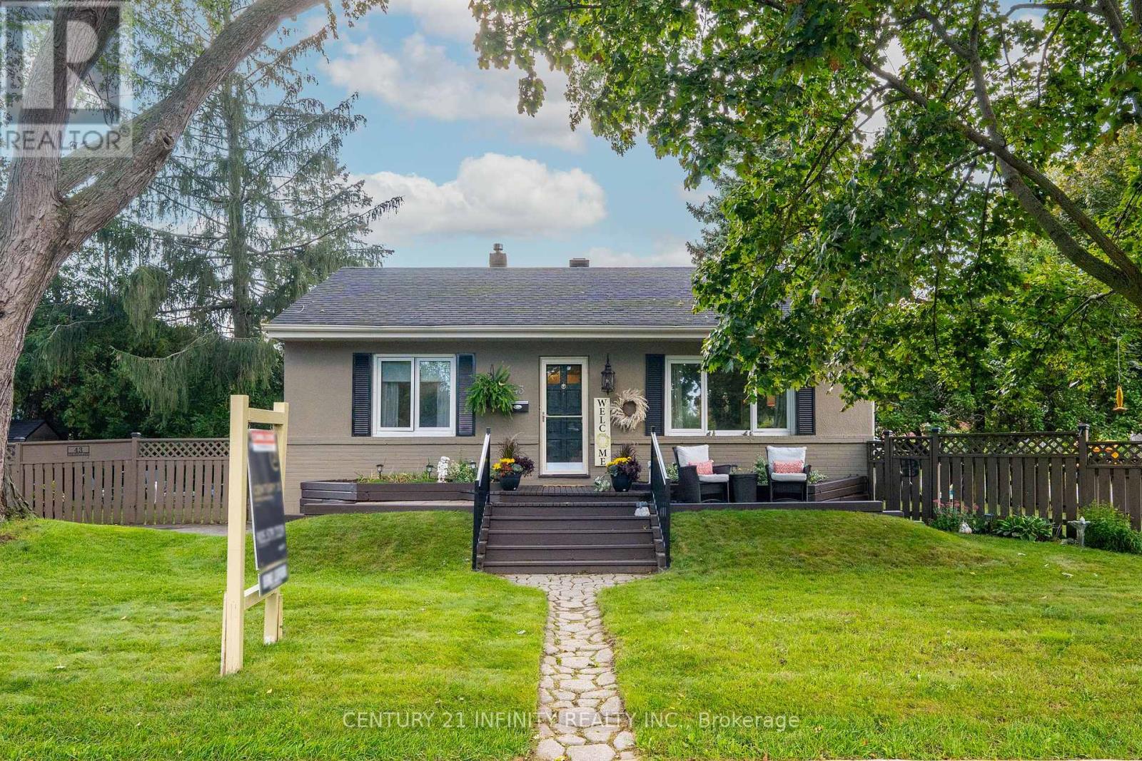 43 Colonial Ave, Toronto, ON M1M 2C3