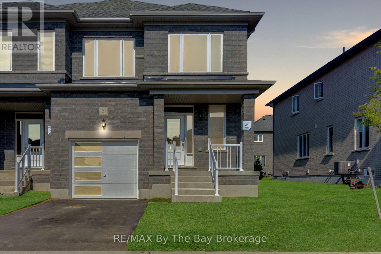 21 Lisa St, Wasaga Beach, ON L9Z 1J9
