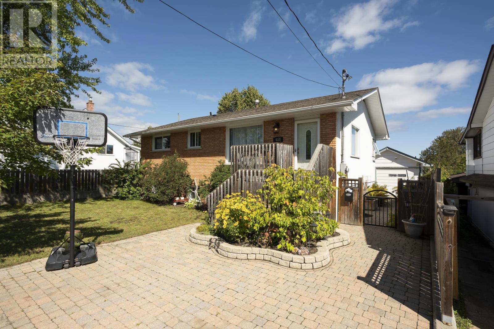 532 Leslie Ave, Thunder Bay, ON P7A 1Y9