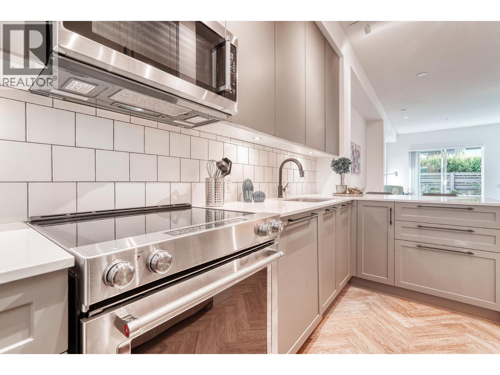 9735 University Crescent Unit 13, Burnaby, BC V5A 0E8