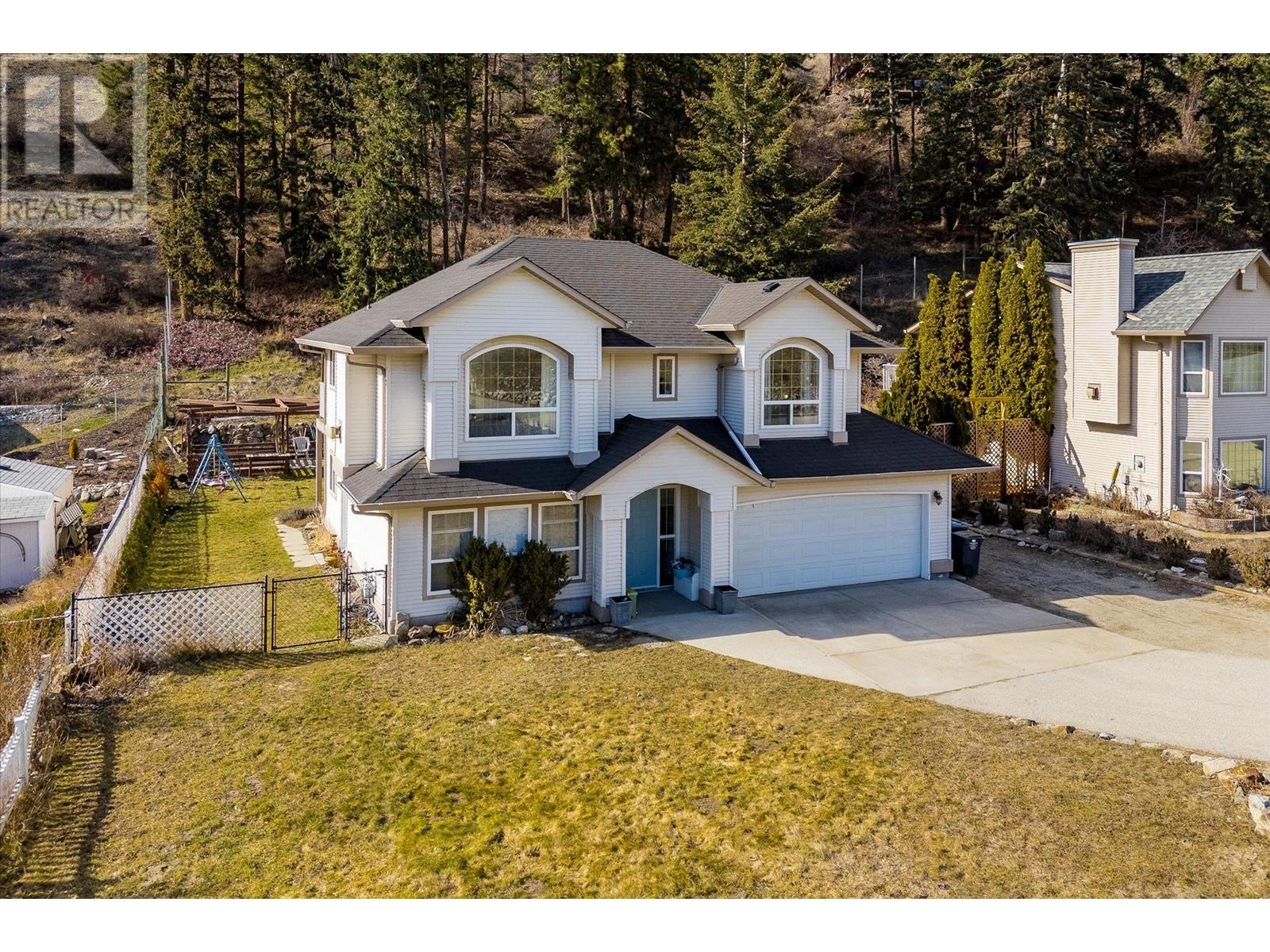 5817 Victoria St, Peachland, BC V0H 1X4