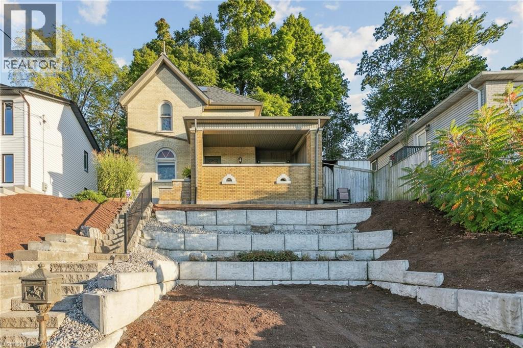 132 Queen St W, Cambridge, ON N3C 1G3
